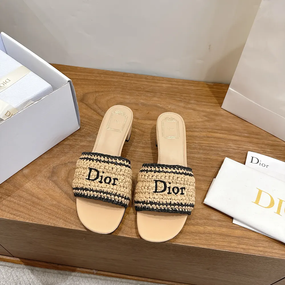 Close-up of woven raffia-effect detail on Dior Women Dioriviera slide