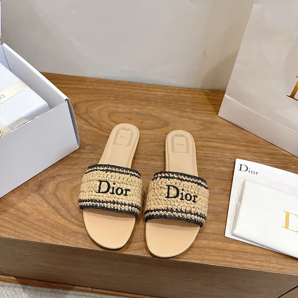 Close-up of brown raffia-effect crochet detail on Dior Women Dioriviera Dior Woven Slide