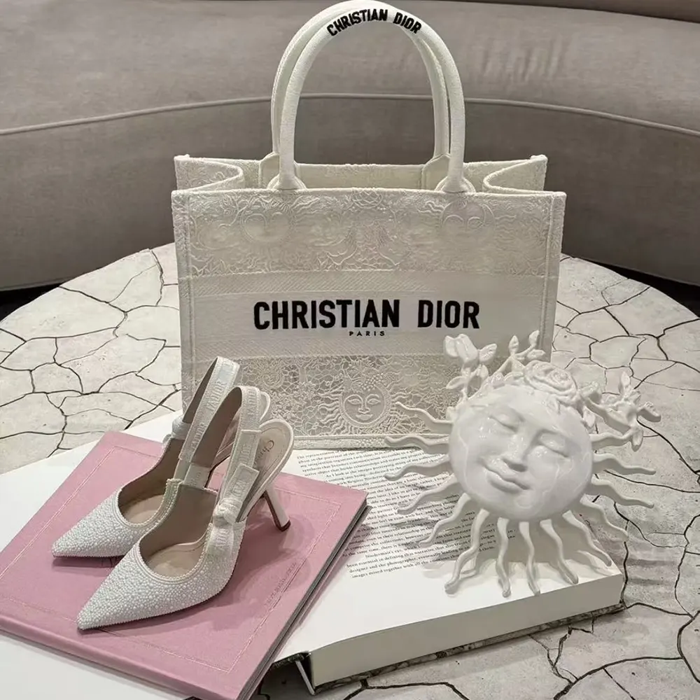 Close-up on white resin pearls detail of Dior Women J’Adior Slingback Pump