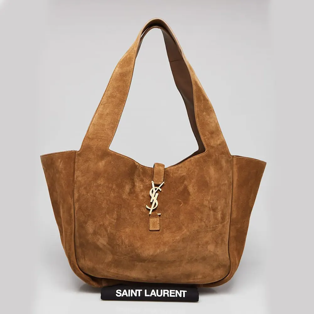 Close-up of gold YSL logo clasp on Saint Laurent YSL Women Le 5 à 7 Bea in Suede