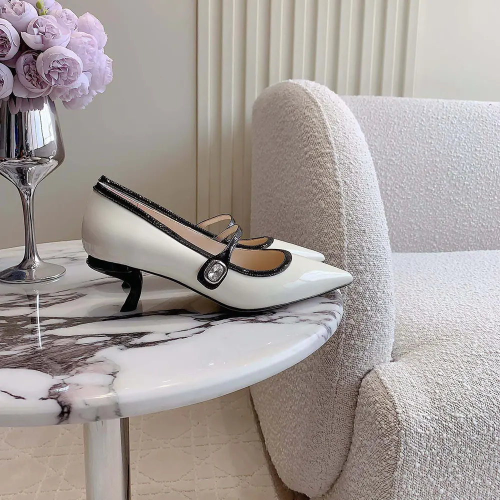 Close-up on Virgule buckle detail of Roger Vivier Mary Jane Virgule 55 Mules