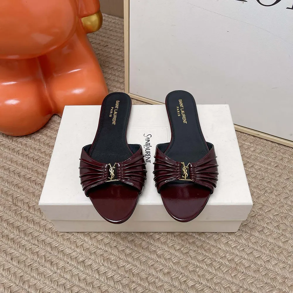 Close-up of gold YSL logo on Saint Laurent YSL Women Babylone Slides Bordeaux