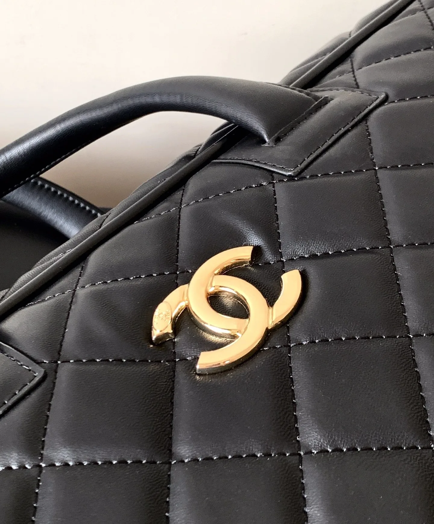 Chanel Classic Diamond-Quilted Suitcase Black / - Image 6