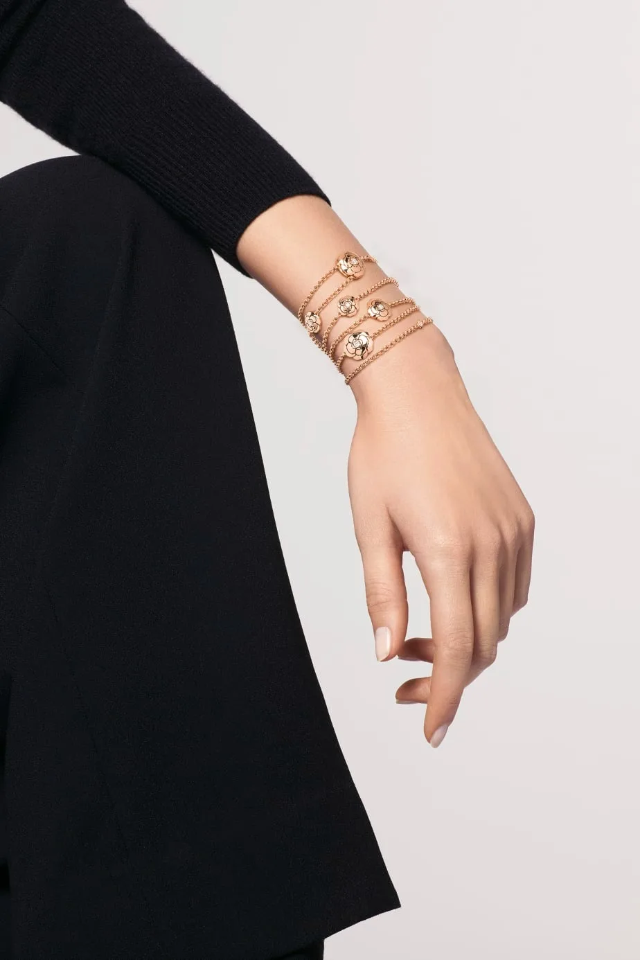Chanel Les Infinis De Camélia Necklace Yellow Gold - Image 4