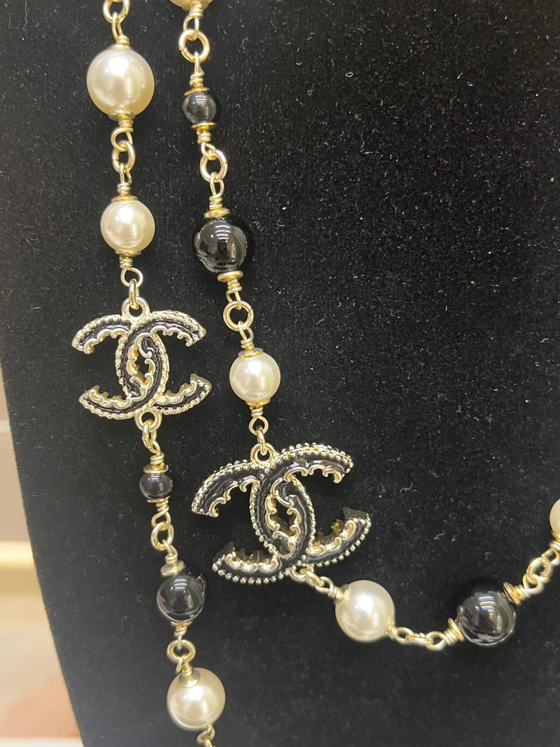 Chanel Pearl Necklace Gold - Image 3