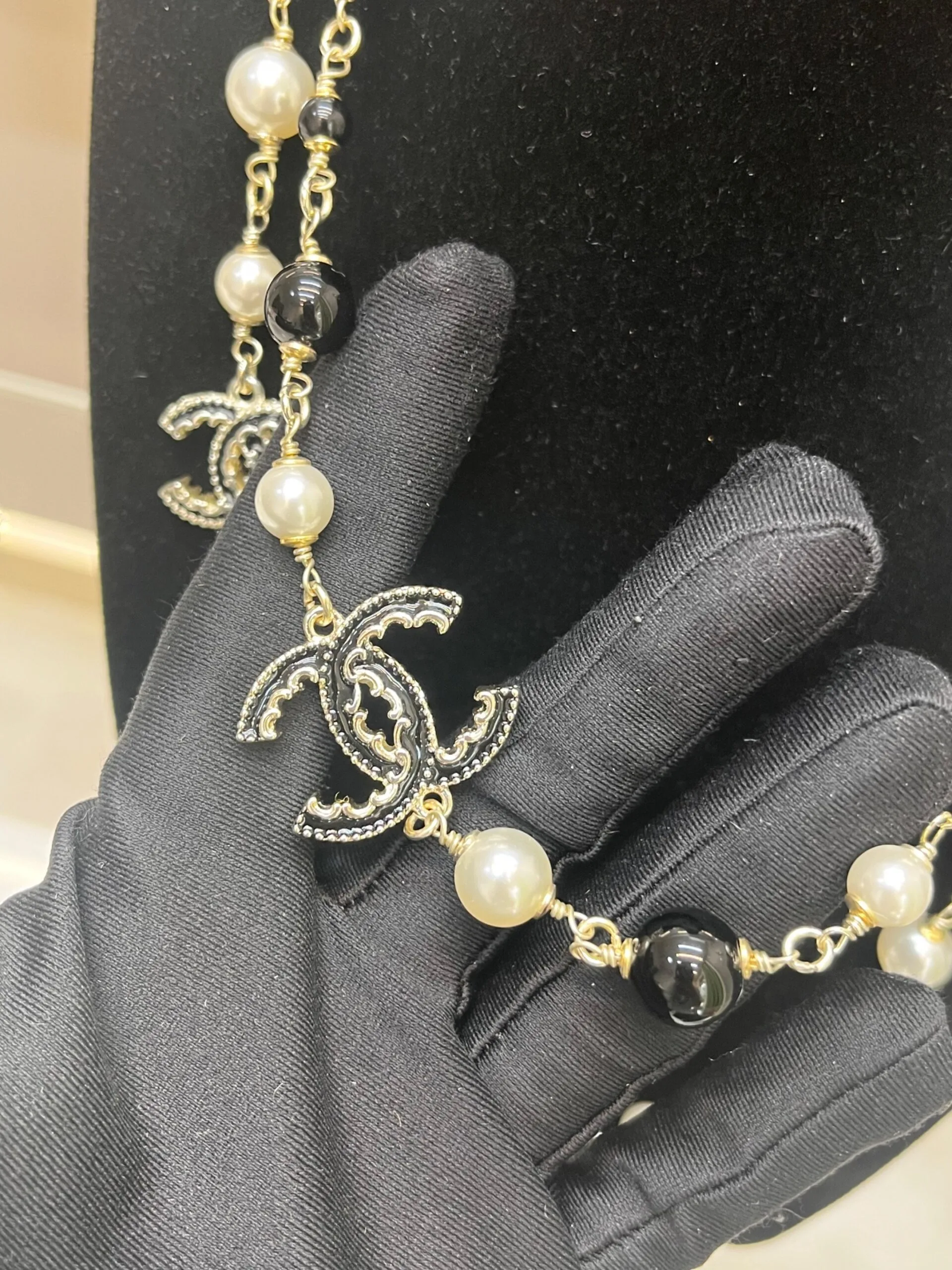Chanel Pearl Necklace Gold - Image 4