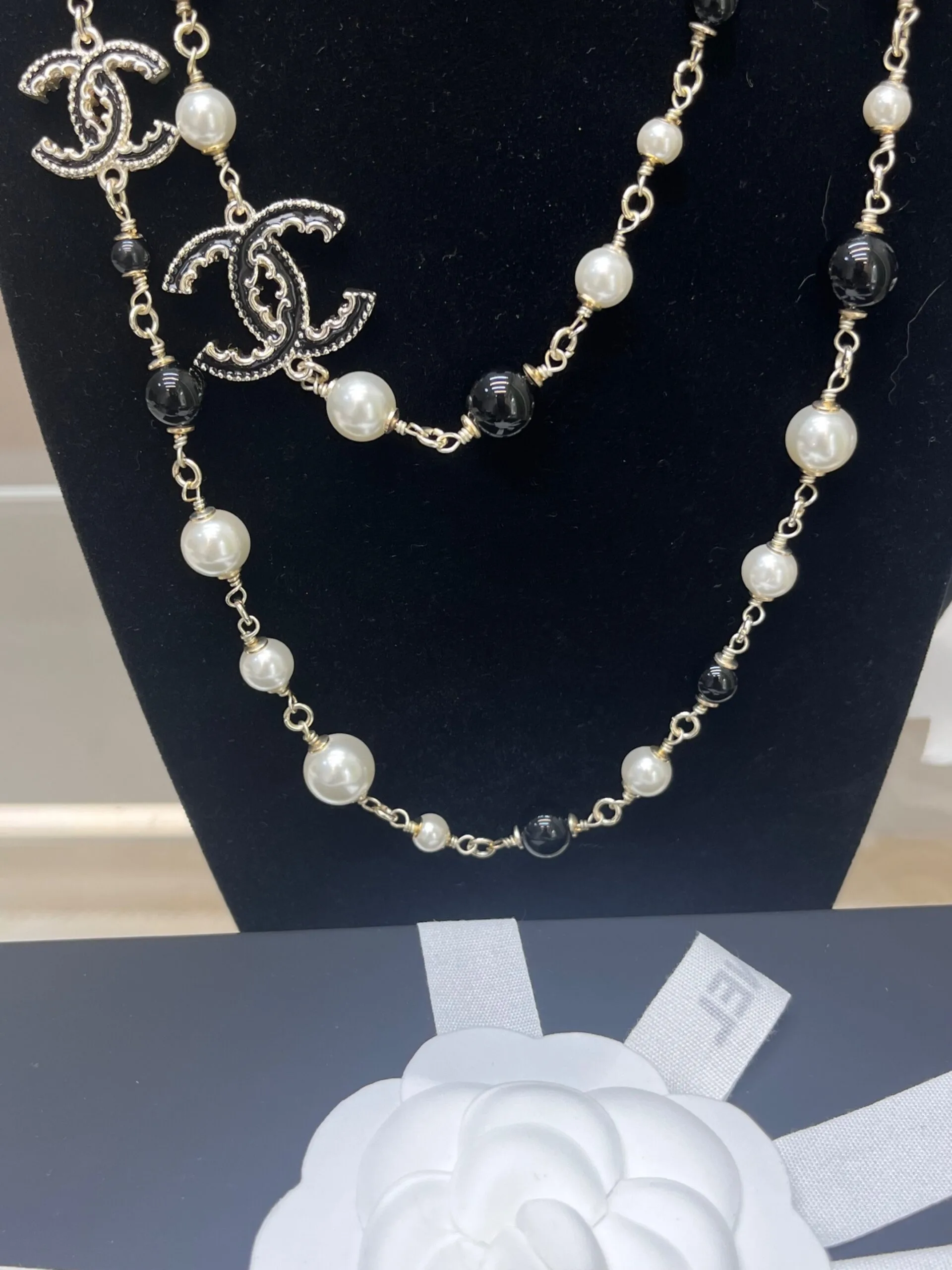 Chanel Pearl Necklace Gold - Image 5