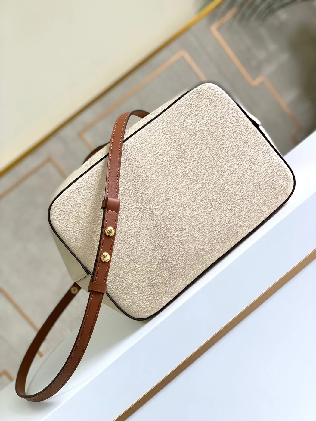 Louis Vuitton NeoNoe MM Bucket Bag Monogram Empreinte Creme - Image 4