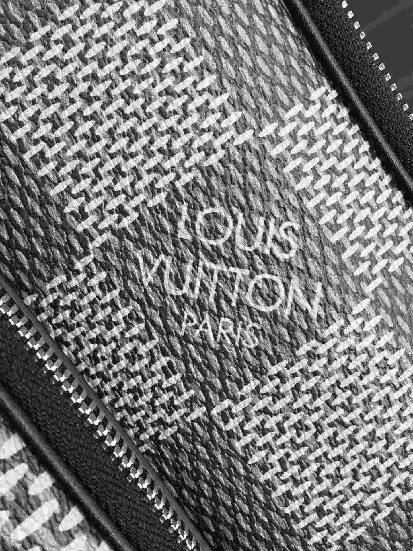 Louis Vuitton Damier Graphite 3D Amazon Sling Bag Grey / - Image 7
