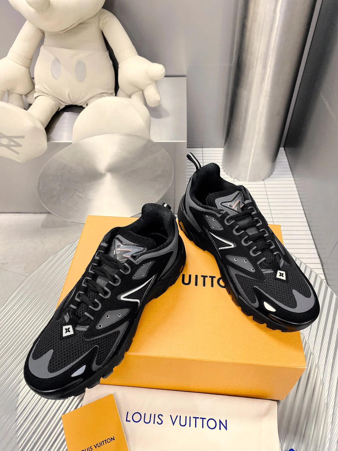 Louis Vuittion LV Runner Tatic Sneaker Black LV 1A9UNT