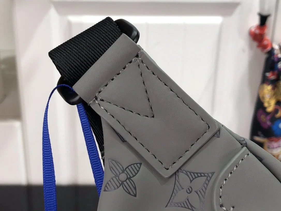 Louis Vuitton Discovery Bumbag / Grey Black Hardware - Image 5