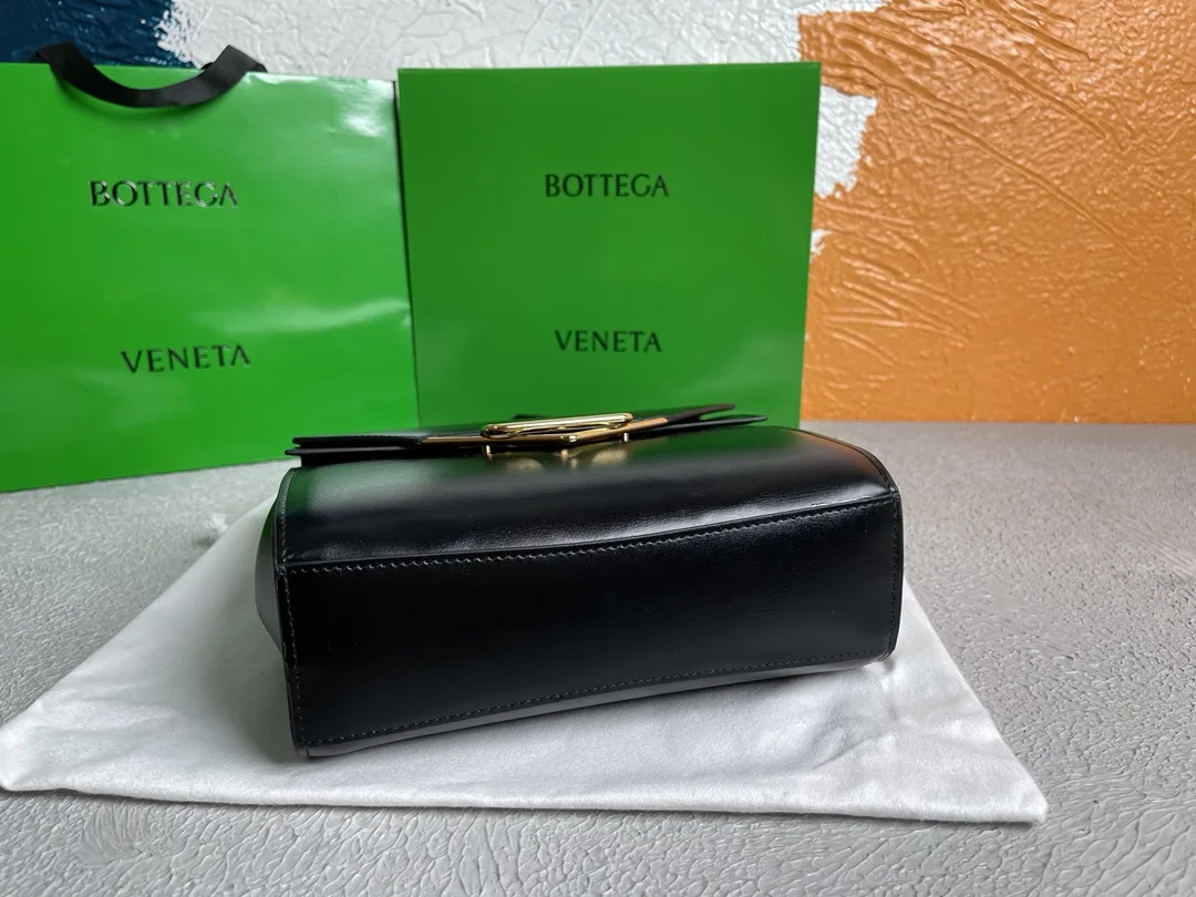 Bottega Veneta Clip Bag Black - Image 4