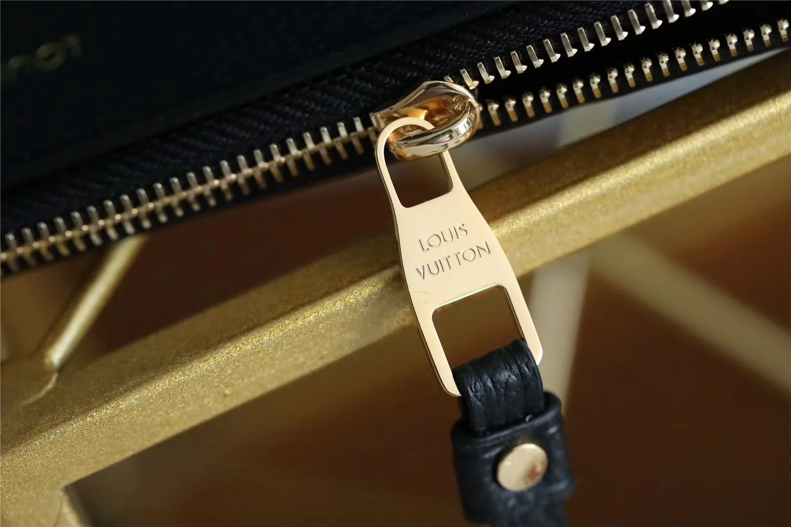 Louis Vuitton Pochette Melanie MM Monogram Empreinte Red , / - Image 4