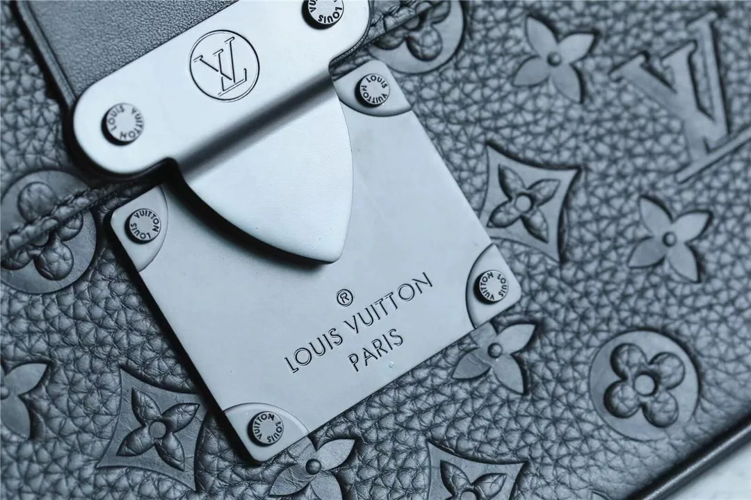 Louis Vuitton S Lock A4 Pouch Taurillon Black - Image 4