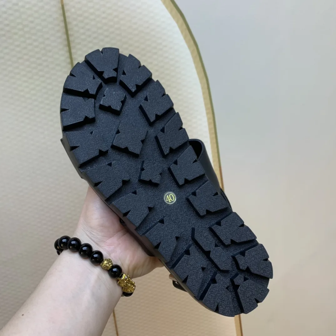 Gucci Women’s Tiger And Buckle Sandal Black - Image 4