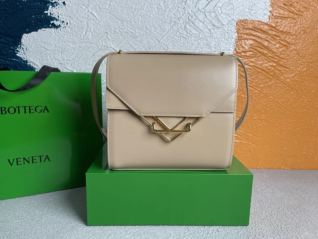 Bottega Veneta Clip Bag Beige