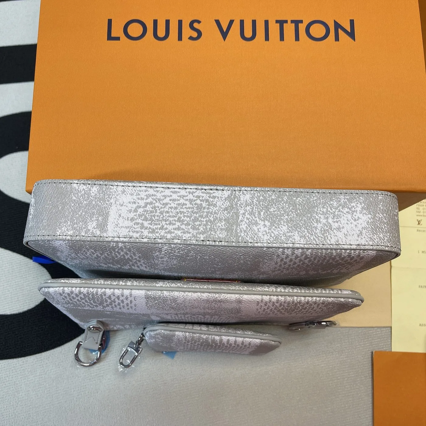 Louis Vuitton Trio Messenger Damier Salt Gray - Image 4