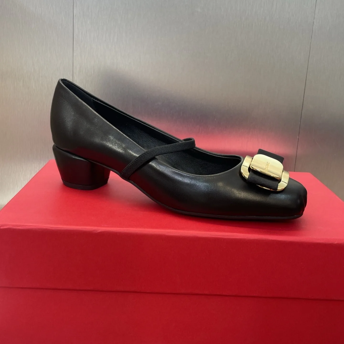 Ferragamo New Vara Plate Pump Black 01K093 - Image 4