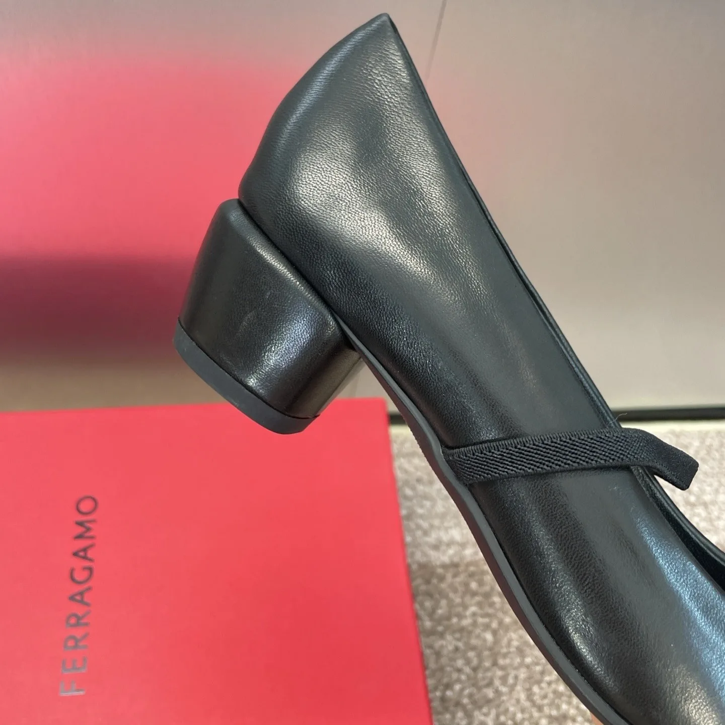 Ferragamo New Vara Plate Pump Black 01K093 - Image 7