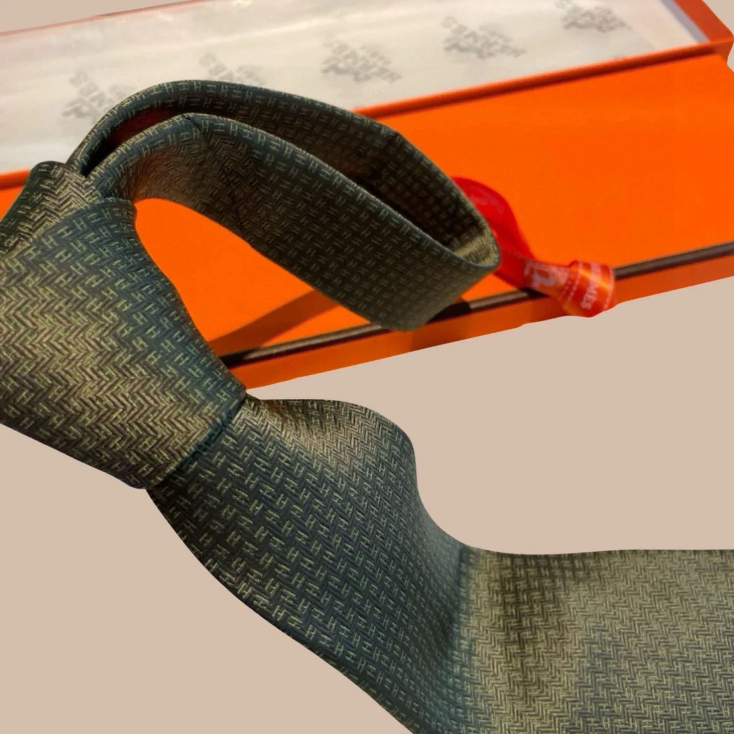 Hermes Elegent Green Silk Tie - Image 7