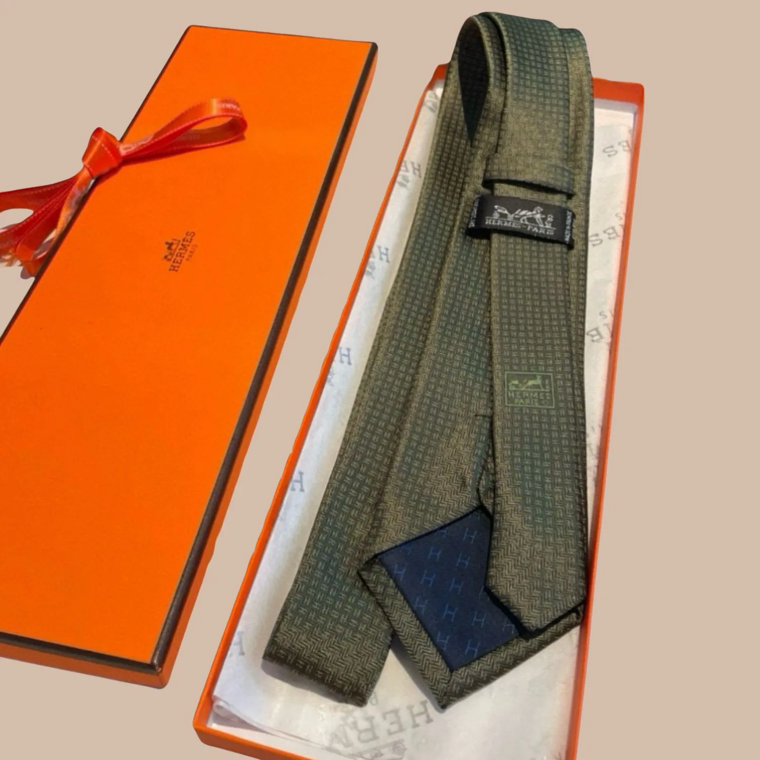Alternative view of Hermes Elegent Green Silk Tie