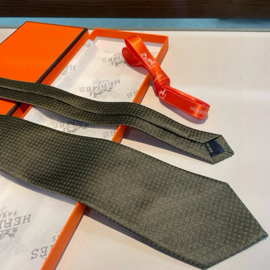 Hermes Elegent Green Silk Tie - Image 3