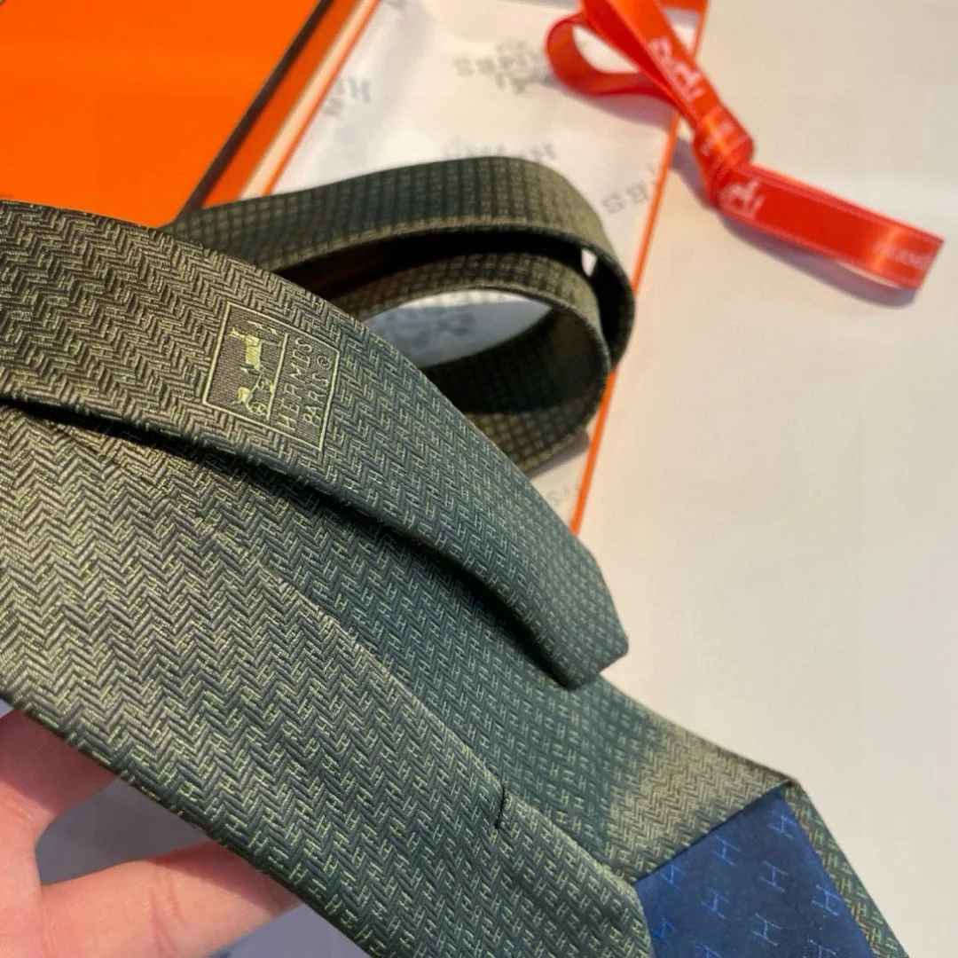 Hermes Elegent Green Silk Tie - Image 4