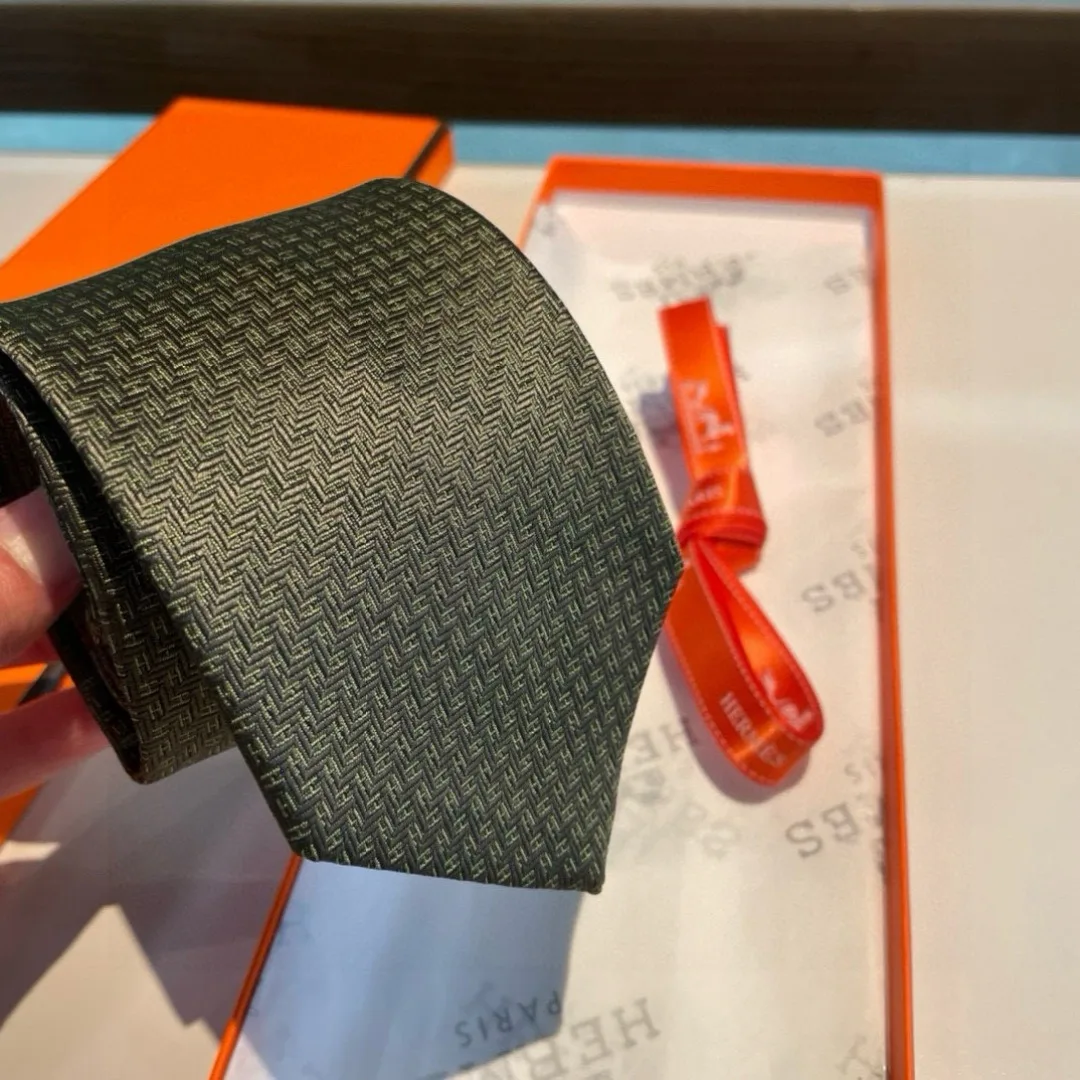 Hermes Elegent Green Silk Tie - Image 5