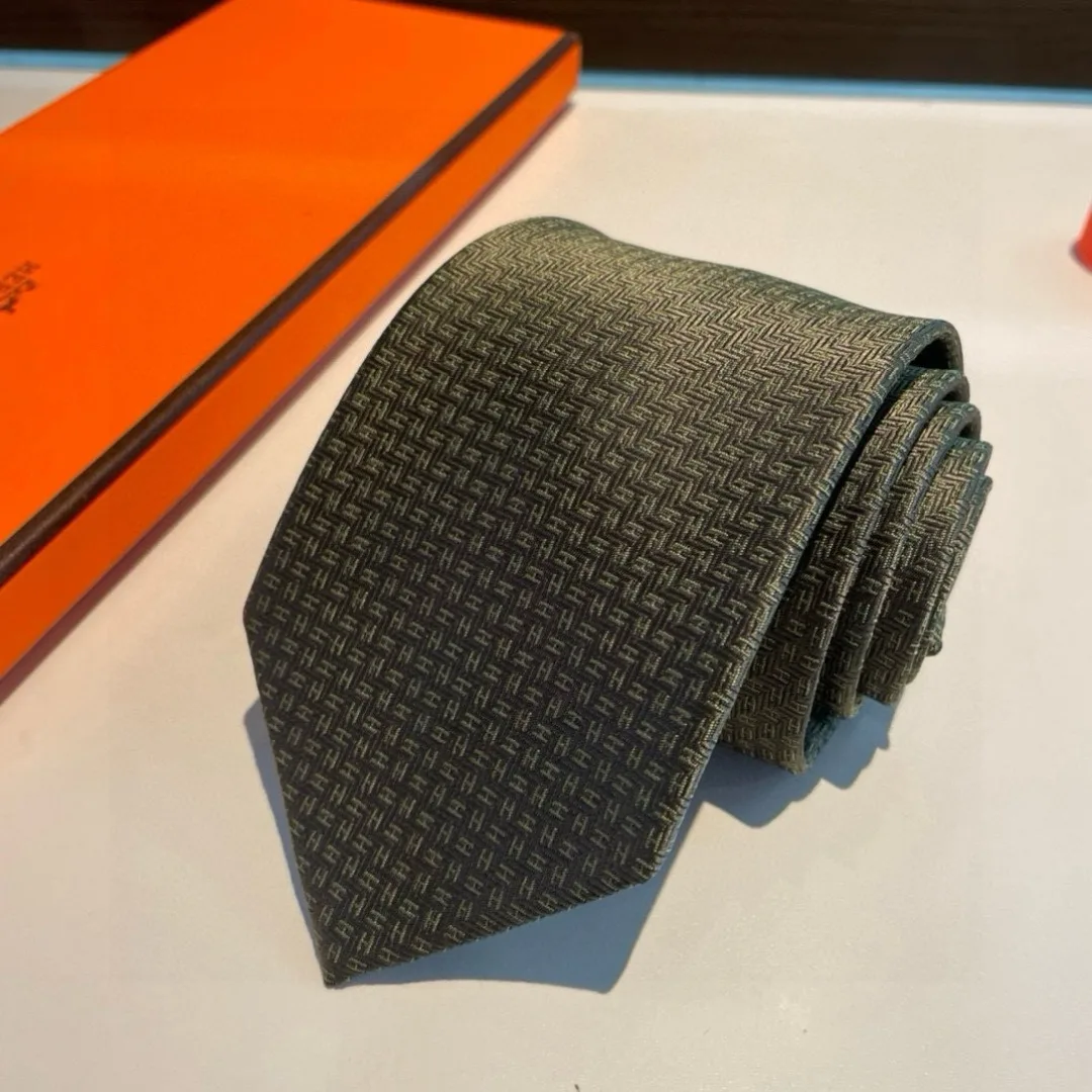 Hermes Elegent Green Silk Tie - Image 6