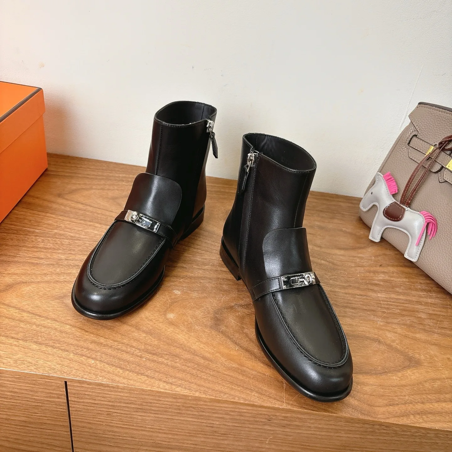 Hermes Kelsy Ankle Boots Noir - Image 4
