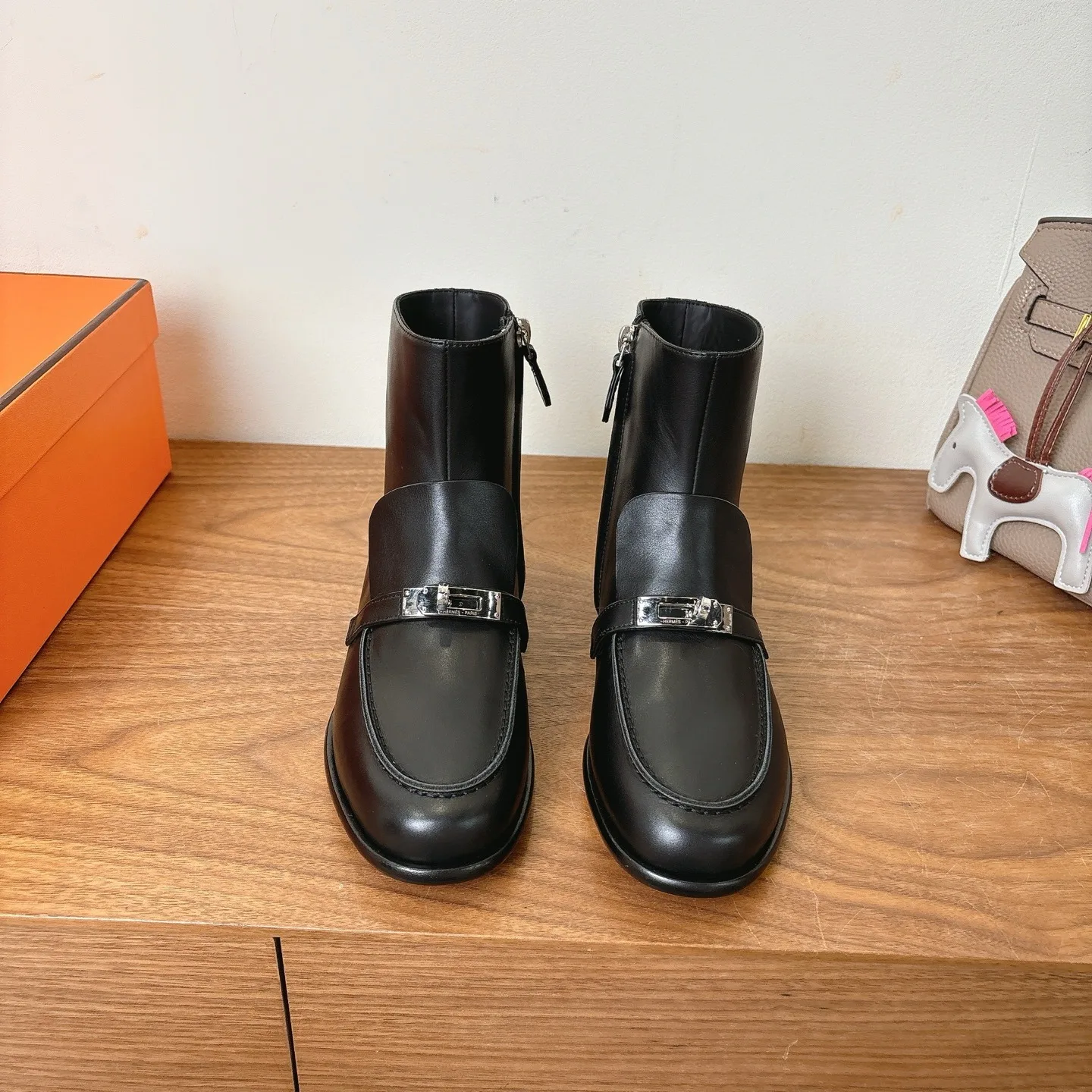 Hermes Kelsy Ankle Boots Noir - Image 5