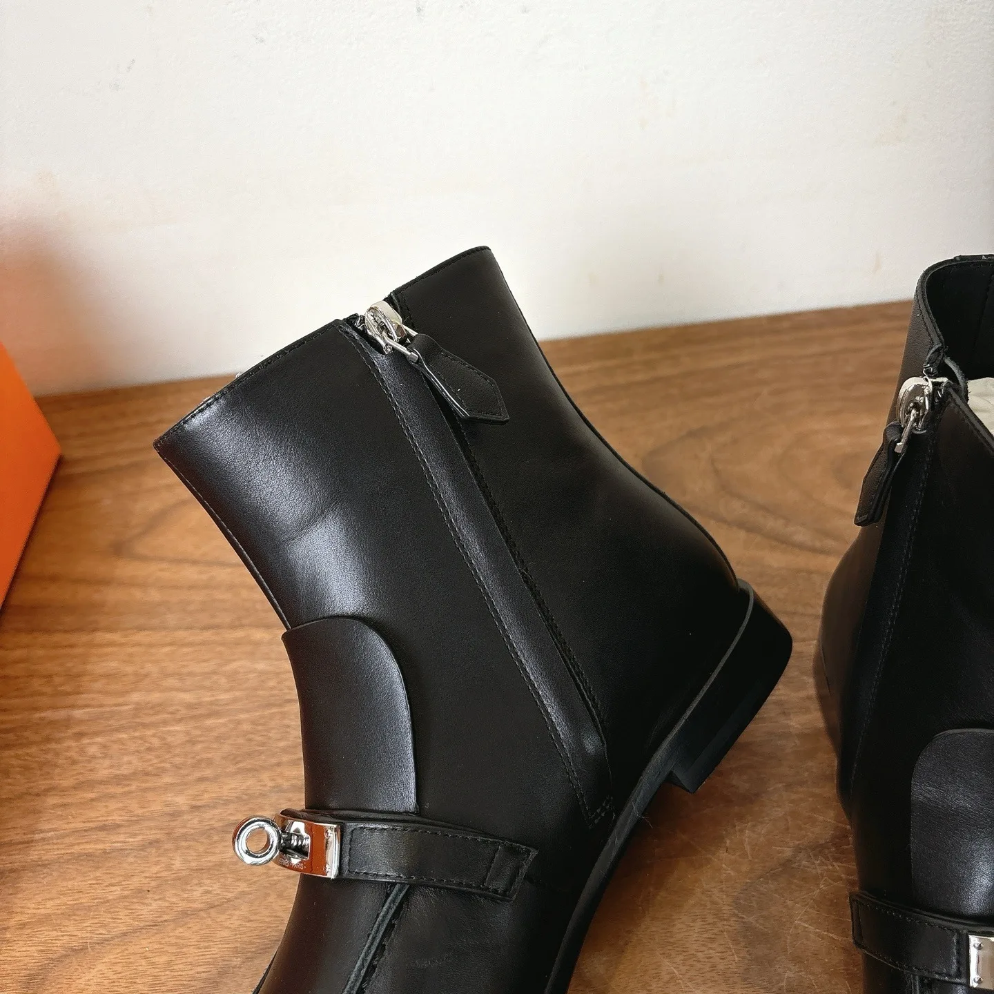 Hermes Kelsy Ankle Boots Noir - Image 7