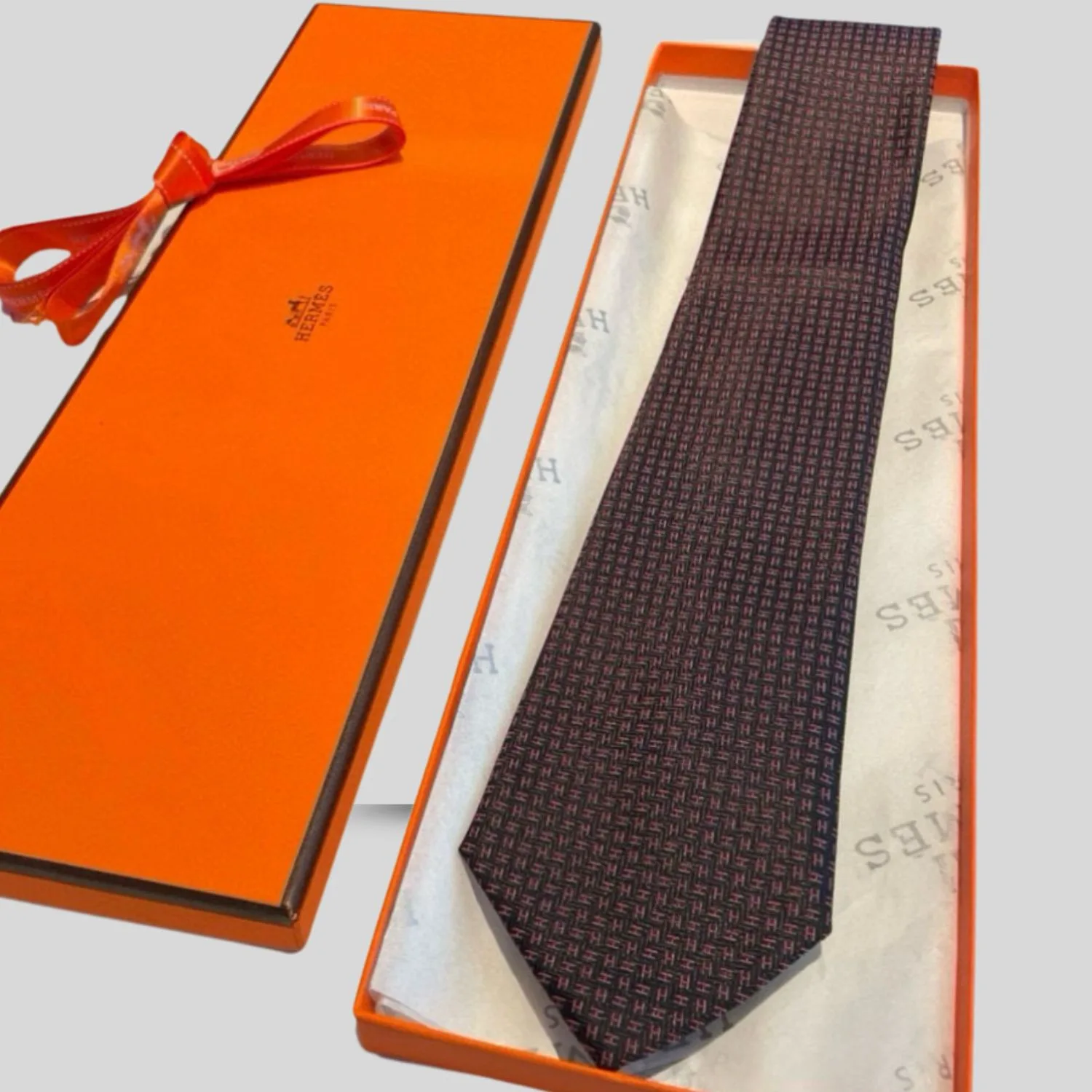 Hermes Elegent Burgundy Silk Tie - Image 4