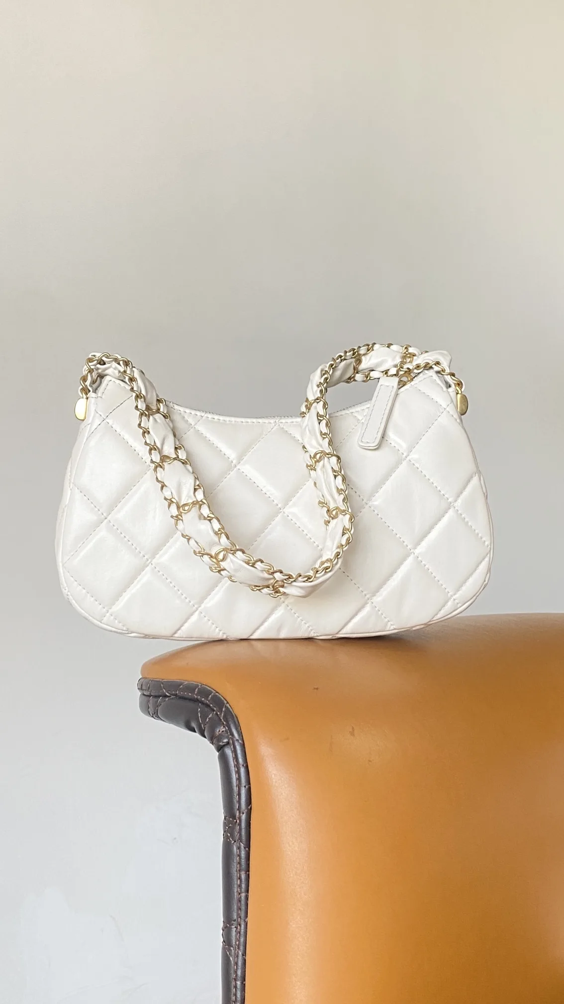 Chanel 23K Calfskin White Hobo Bag 9,/ - Image 10