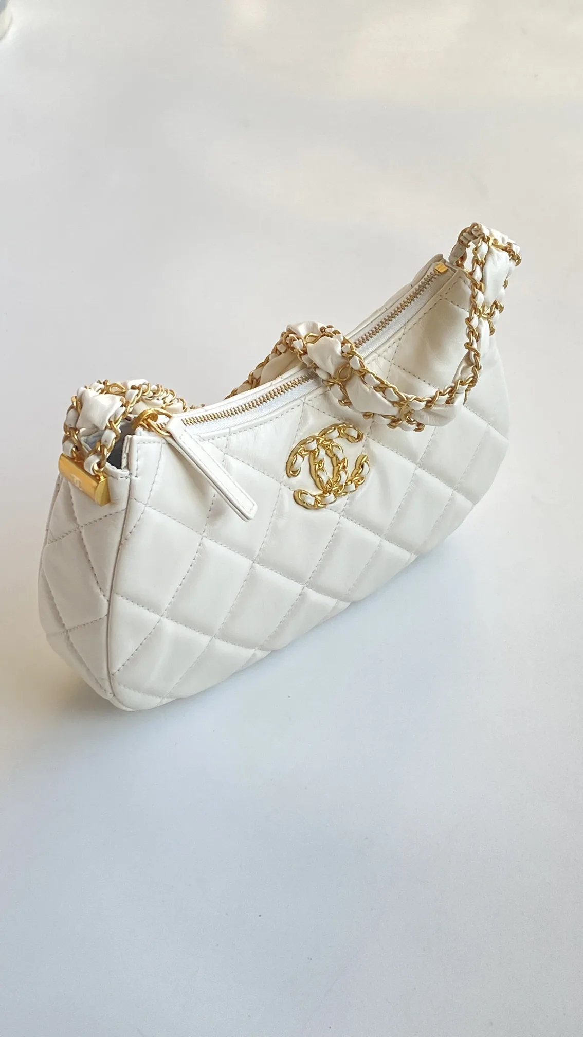 Chanel 23K Calfskin White Hobo Bag 9,/ - Image 8