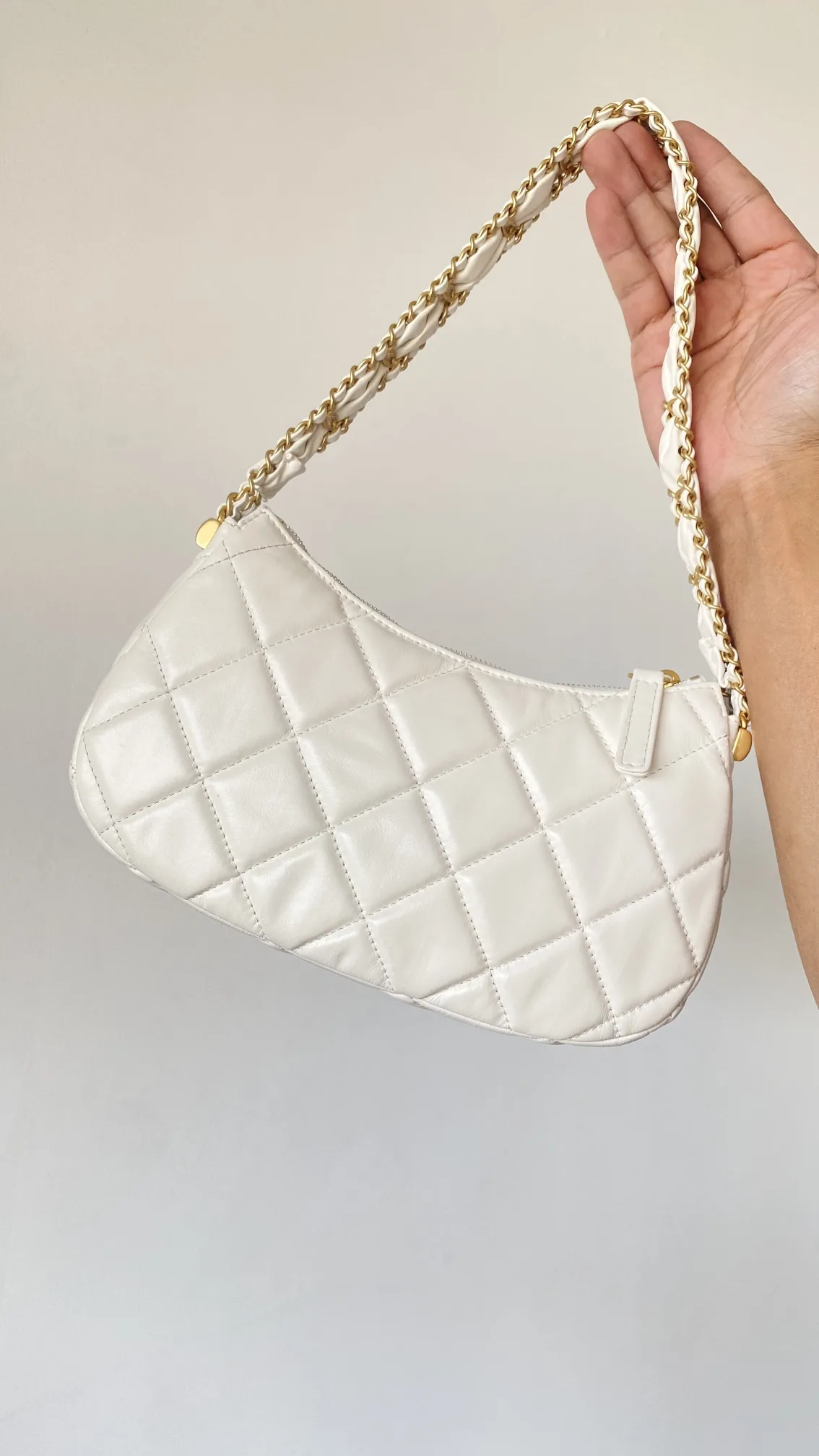Chanel 23K Calfskin White Hobo Bag 9,/ - Image 6