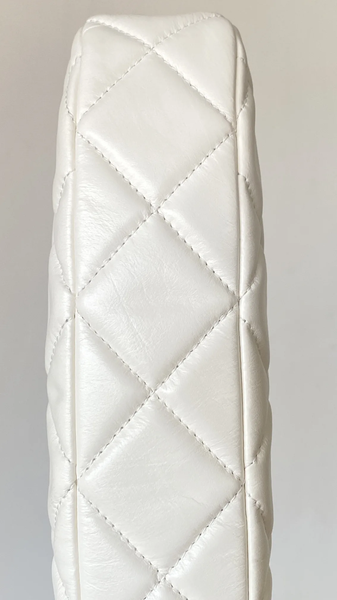 Chanel 23K Calfskin White Hobo Bag 9,/ - Image 5
