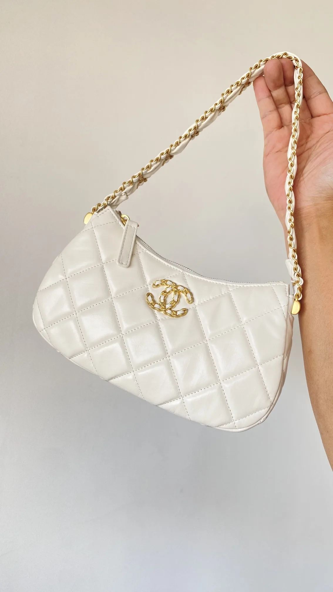 Chanel 23K Calfskin White Hobo Bag 9,/ - Image 3