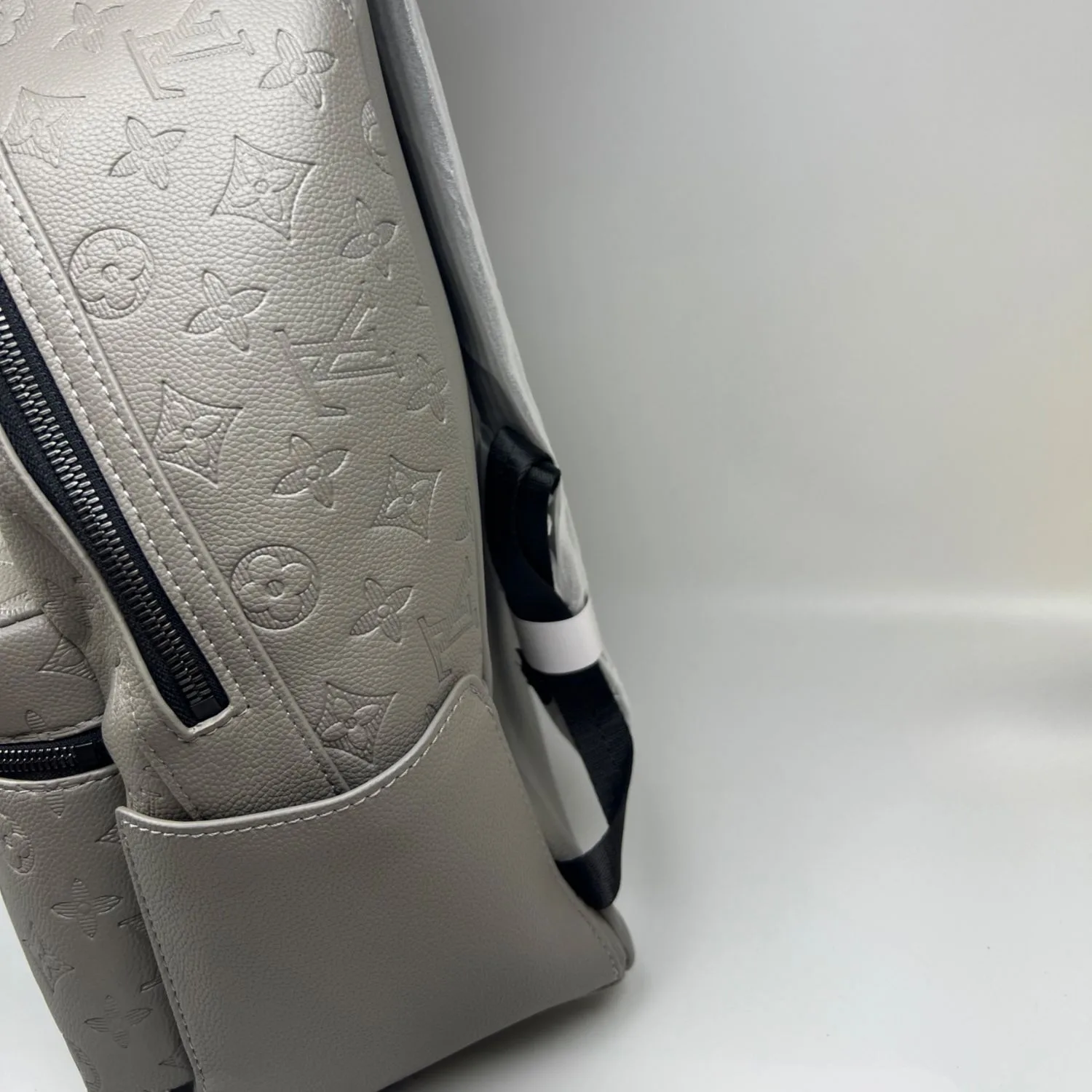 Louis Vuitton Discovery Backpack Grey / - Image 7