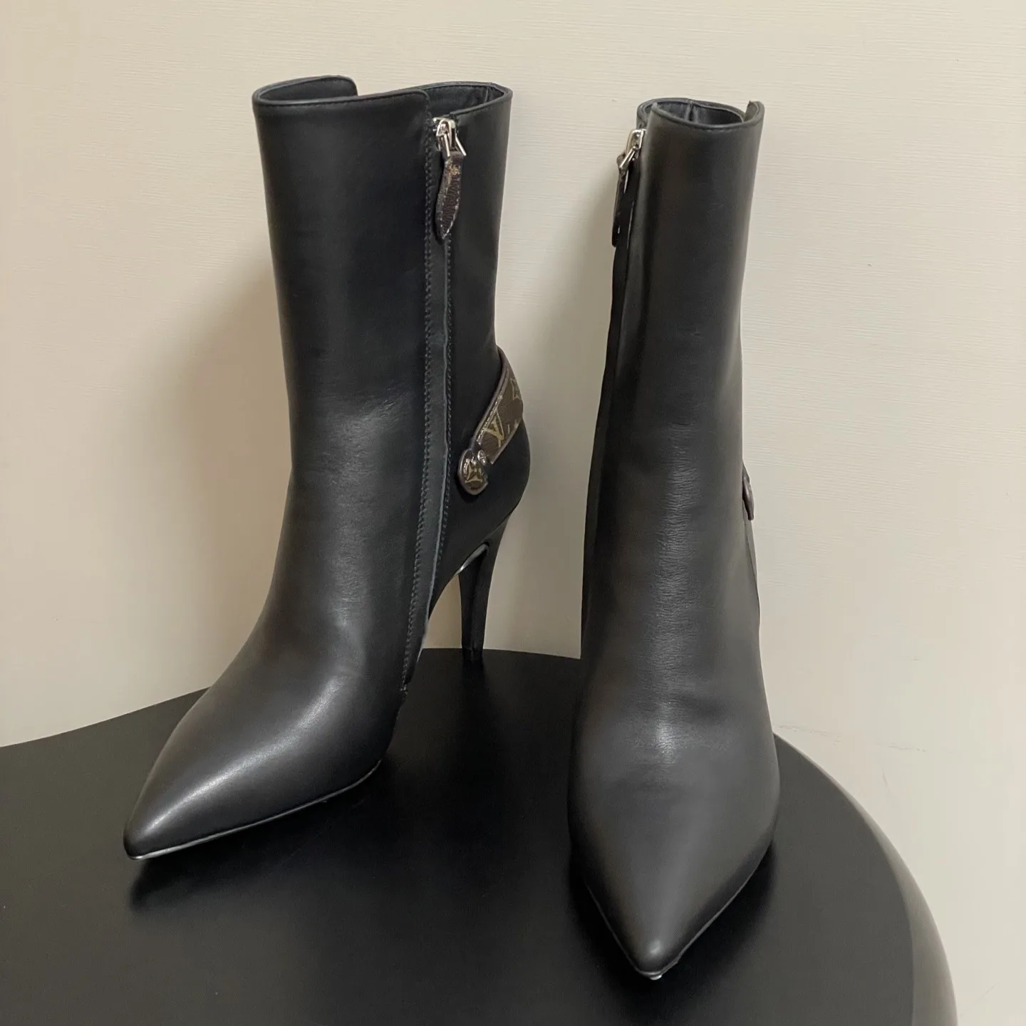 Alternative view of Louis Vuitton Legacy Ankle Boots Black 1AIEUG