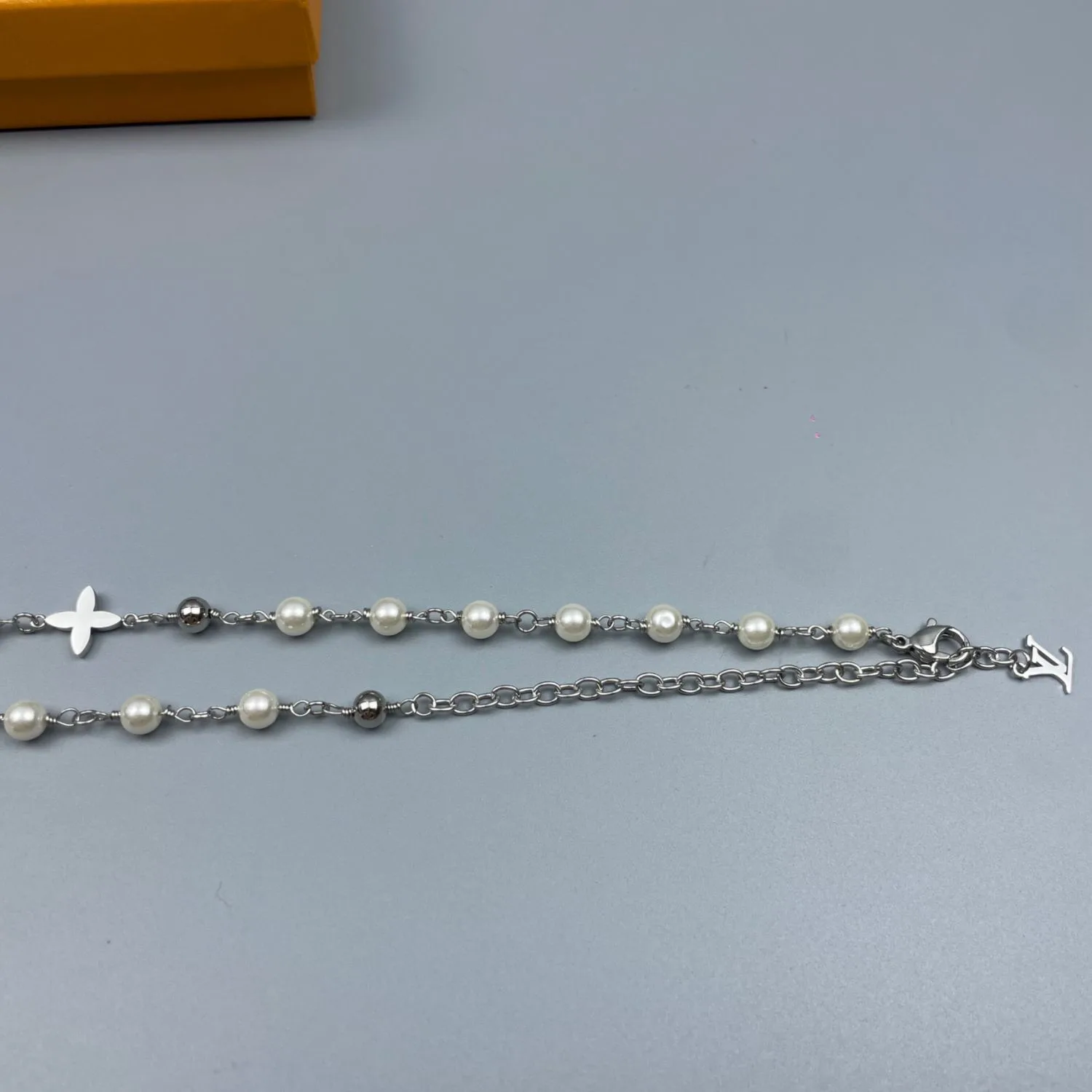 Louis Vuitton Pearls Necklace Silver / - Image 6
