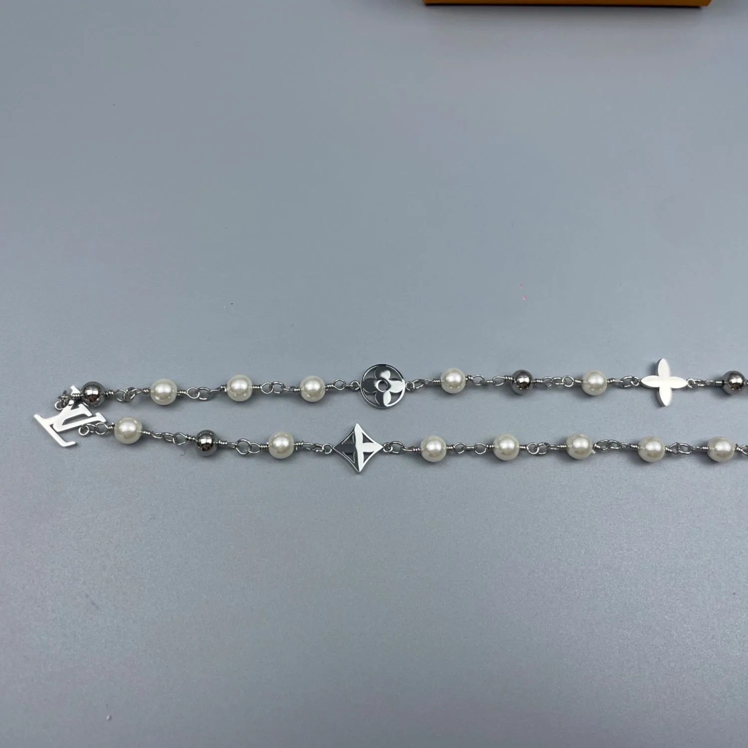 Louis Vuitton Pearls Necklace Silver / - Image 5