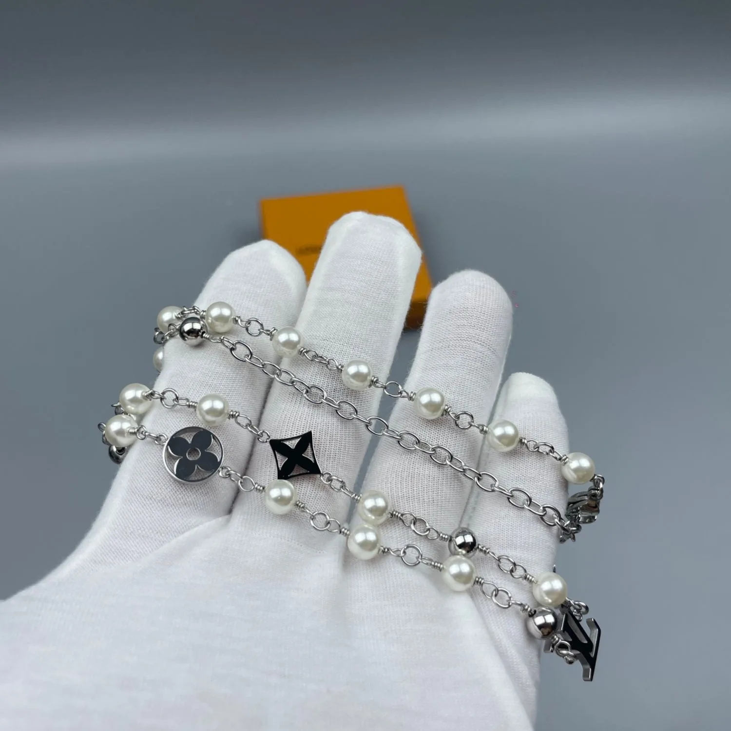 Louis Vuitton Pearls Necklace Silver / - Image 4