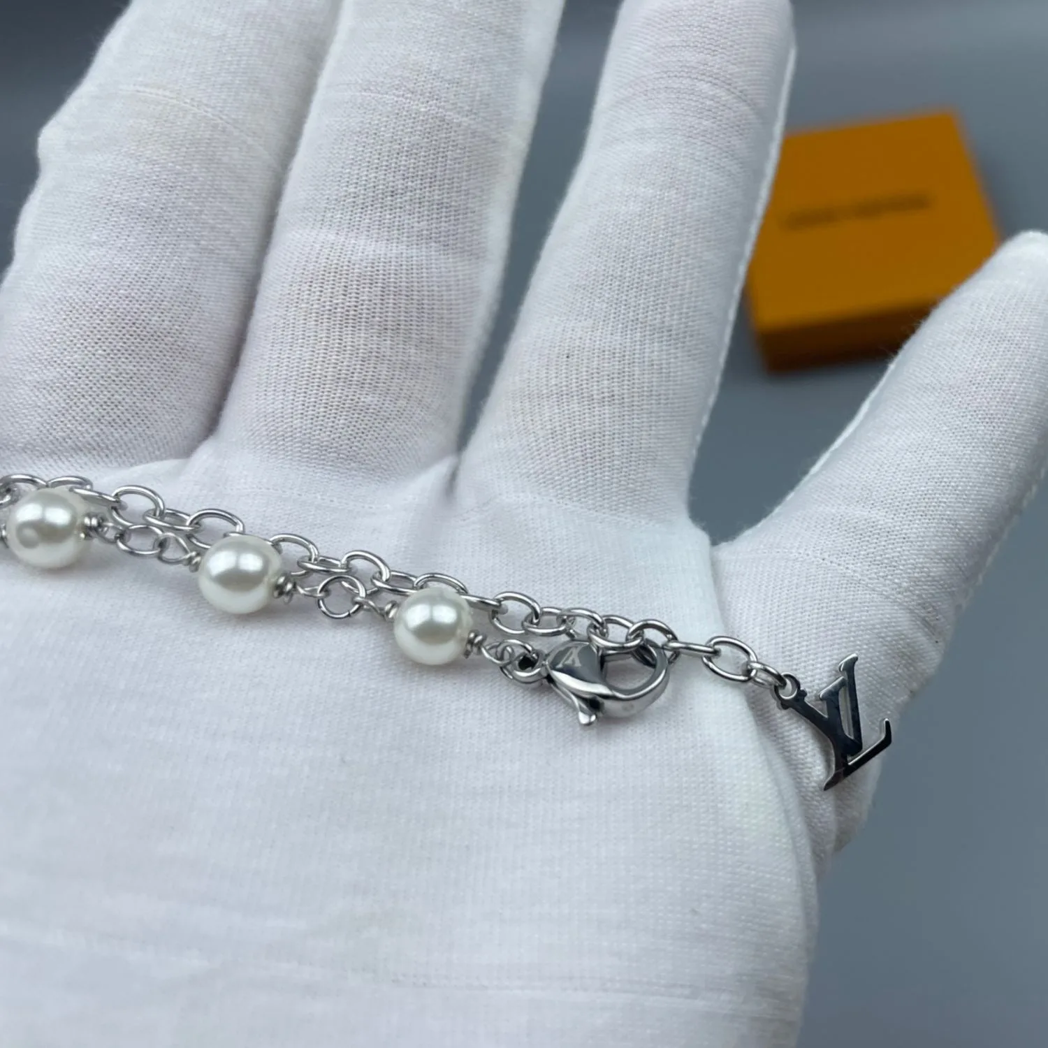 Louis Vuitton Pearls Necklace Silver / - Image 3