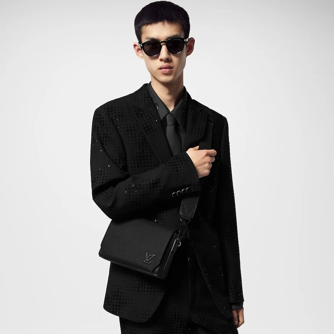 Alternative view of Louis Vuitton Takeoff Messenger PM Noir /