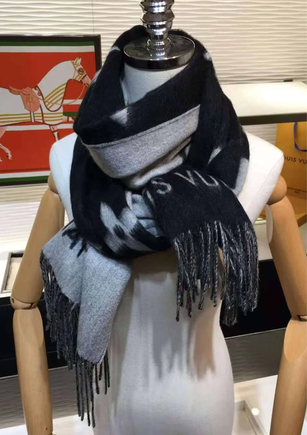 Louis Vuitton Reykjavik Scarf Black - Image 5