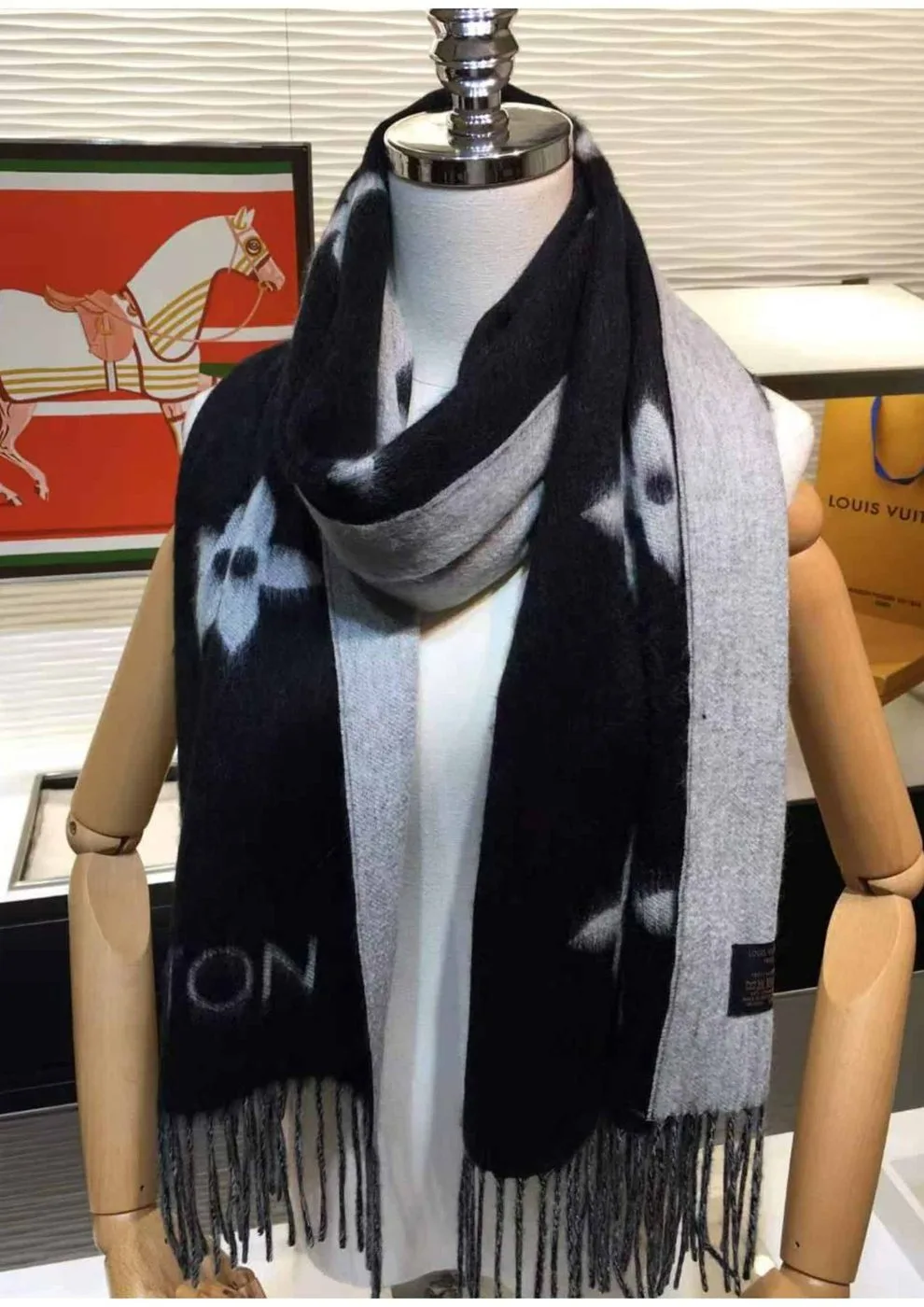 Louis Vuitton Reykjavik Scarf Black - Image 3