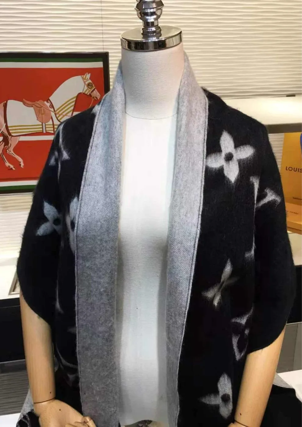Louis Vuitton Reykjavik Scarf Black - Image 4