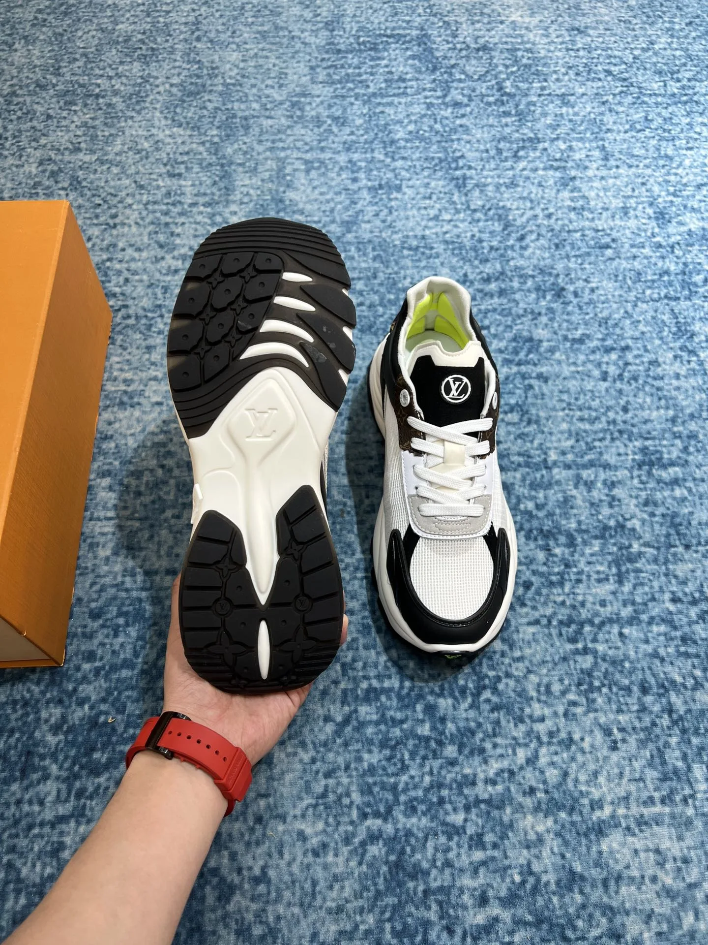 Louis Vuitton Run 55 Sneaker White And Black - Image 3