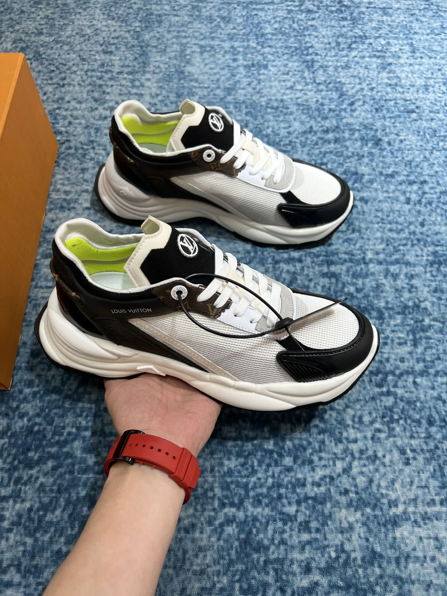 Louis Vuitton Run 55 Sneaker White And Black - Image 5